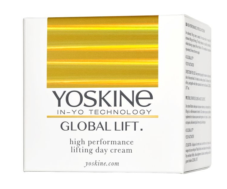 Jesienno-zimowa pielęgnacja to nie chwilowy trend, lecz odpowiedź na rzeczywiste potrzeby skóry. Po lecie cera często jest przesuszona, ma nierówny koloryt i potrzebuje regeneracji. Teraz stawiamy na odbudowę, wyrównanie kolorytu, redukcję przebarwień i przywrócenie naturalnego blasku. Dlaczego pielęgnacja sezonowa ma znaczenie Skóra zmienia się wraz z porami roku – latem potrzebuje lekkich formuł, a jesienią i zimą wymaga odżywienia, ochrony i regeneracji. Zimne powietrze, wiatr, ogrzewanie i mniejsza wilgotność powodują, że traci nawilżenie i elastyczność. Dlatego jesienno-zimowa pielęgnacja powinna być bogatsza, wieloetapowa i skupiona na odbudowie bariery hydrolipidowej. Warstwowa pielęgnacja – klucz do sukcesu Podstawą jesiennej rutyny jest oczyszczanie, złuszczanie i intensywne nawilżanie. Warto włączyć do codziennej pielęgnacji delikatne kwasy lub enzymy, które usuną martwy naskórek i przygotują skórę na przyjęcie składników aktywnych. Kolejny krok to serum i bogaty krem nawilżający. Szukaj składników takich jak: kwas hialuronowy – intensywnie nawilża i poprawia elastyczność, niacynamid – rozjaśnia i wzmacnia barierę skóry, prebiotyki – wspierają mikrobiom, peptydy – ujędrniają i poprawiają kondycję skóry. Kosmetyki, które warto włączyć do jesiennej pielęgnacji Kompleksowa regeneracja Serum z fermentem ryżowym i beta-glukanem głęboko nawilża i wzmacnia skórę, przywracając jej naturalny blask. Prebiotyki wspierają mikrobiom, a peptydy ryżowe wygładzają i uelastyczniają. Wypróbuj: YOSKINE JAPAN PURE RICE INFUSION Ryżowe Serum Do Twarzy, 69,99 zł/30 ml Kwas hialuronowy x 5 Bogaty krem z pięcioma formami kwasu hialuronowego oraz kolagenem i masłem shea skutecznie regeneruje i odżywia cerę. Wypróbuj: HADA LABO TOKYO HYALU RENEW Intensywnie regenerujący krem, 69,99 zł/50 ml Modelujący owal twarzy Krem liftingujący z LIFT-UP COMPLEX napina skórę, poprawia kontur twarzy i redukuje zmarszczki. Wypróbuj: PERFECTA SKIN MAŁGORZATA KOŻUCHOWSKA Krem 40+, 39,99 zł/50 ml Złoty blask Luksusowy peeling z 24-karatowym złotem i olejem z róży wygładza, nawilża i rozświetla skórę. Wypróbuj: PERFECTA 24K GOLD & ROSE OIL Luksusowy peeling, 16,99 zł/75 g Świeże spojrzenie Krem liftingujący pod oczy z kofeiną, witaminą C i peptydami wygładza zmarszczki, rozświetla i redukuje cienie. Wypróbuj: PERFECTA LIFT 3-V Krem pod oczy, 28,99 zł/15 ml Technologia liftingująca Zaawansowany krem YOSKINE GLOBAL LIFT z biopolimerową mikrosiateczką działa jak wielowymiarowy lifting – natychmiast napina i długotrwale ujędrnia skórę. Wypróbuj: YOSKINE GLOBAL LIFT Krem na dzień, 199,99 zł/50 ml FAQ – pielęgnacja sezonowa jesienią i zimą Czy naprawdę trzeba zmieniać kosmetyki na zimę? Tak – chłód, ogrzewanie i brak słońca wpływają na kondycję skóry. Jesienią warto sięgnąć po bogatsze, regenerujące formuły. Jak często złuszczać skórę jesienią? Wystarczy 1–2 razy w tygodniu. Regularne złuszczanie poprawia wchłanianie składników aktywnych i przyspiesza regenerację. Czy latem i zimą można stosować te same sera i kremy? Nie zawsze. Latem dominują lekkie, żelowe formuły, zimą natomiast warto postawić na odżywcze, ochronne kremy z masłami i olejami. Jak chronić skórę przed zimnem? Używaj kremów z lipidami i ceramidami, które tworzą barierę ochronną i zapobiegają utracie wilgoci.