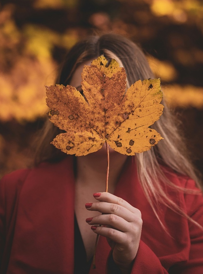image003 Jesienno-zimowa pielęgnacja to nie chwilowy trend, lecz odpowiedź na rzeczywiste potrzeby skóry. Po lecie cera często jest przesuszona, ma nierówny koloryt i potrzebuje regeneracji. Teraz stawiamy na odbudowę, wyrównanie kolorytu, redukcję przebarwień i przywrócenie naturalnego blasku. Dlaczego pielęgnacja sezonowa ma znaczenie Skóra zmienia się wraz z porami roku – latem potrzebuje lekkich formuł, a jesienią i zimą wymaga odżywienia, ochrony i regeneracji. Zimne powietrze, wiatr, ogrzewanie i mniejsza wilgotność powodują, że traci nawilżenie i elastyczność. Dlatego jesienno-zimowa pielęgnacja powinna być bogatsza, wieloetapowa i skupiona na odbudowie bariery hydrolipidowej. Warstwowa pielęgnacja – klucz do sukcesu Podstawą jesiennej rutyny jest oczyszczanie, złuszczanie i intensywne nawilżanie. Warto włączyć do codziennej pielęgnacji delikatne kwasy lub enzymy, które usuną martwy naskórek i przygotują skórę na przyjęcie składników aktywnych. Kolejny krok to serum i bogaty krem nawilżający. Szukaj składników takich jak: kwas hialuronowy – intensywnie nawilża i poprawia elastyczność, niacynamid – rozjaśnia i wzmacnia barierę skóry, prebiotyki – wspierają mikrobiom, peptydy – ujędrniają i poprawiają kondycję skóry. Kosmetyki, które warto włączyć do jesiennej pielęgnacji Kompleksowa regeneracja Serum z fermentem ryżowym i beta-glukanem głęboko nawilża i wzmacnia skórę, przywracając jej naturalny blask. Prebiotyki wspierają mikrobiom, a peptydy ryżowe wygładzają i uelastyczniają. Wypróbuj: YOSKINE JAPAN PURE RICE INFUSION Ryżowe Serum Do Twarzy, 69,99 zł/30 ml Kwas hialuronowy x 5 Bogaty krem z pięcioma formami kwasu hialuronowego oraz kolagenem i masłem shea skutecznie regeneruje i odżywia cerę. Wypróbuj: HADA LABO TOKYO HYALU RENEW Intensywnie regenerujący krem, 69,99 zł/50 ml Modelujący owal twarzy Krem liftingujący z LIFT-UP COMPLEX napina skórę, poprawia kontur twarzy i redukuje zmarszczki. Wypróbuj: PERFECTA SKIN MAŁGORZATA KOŻUCHOWSKA Krem 40+, 39,99 zł/50 ml Złoty blask Luksusowy peeling z 24-karatowym złotem i olejem z róży wygładza, nawilża i rozświetla skórę. Wypróbuj: PERFECTA 24K GOLD & ROSE OIL Luksusowy peeling, 16,99 zł/75 g Świeże spojrzenie Krem liftingujący pod oczy z kofeiną, witaminą C i peptydami wygładza zmarszczki, rozświetla i redukuje cienie. Wypróbuj: PERFECTA LIFT 3-V Krem pod oczy, 28,99 zł/15 ml Technologia liftingująca Zaawansowany krem YOSKINE GLOBAL LIFT z biopolimerową mikrosiateczką działa jak wielowymiarowy lifting – natychmiast napina i długotrwale ujędrnia skórę. Wypróbuj: YOSKINE GLOBAL LIFT Krem na dzień, 199,99 zł/50 ml FAQ – pielęgnacja sezonowa jesienią i zimą Czy naprawdę trzeba zmieniać kosmetyki na zimę? Tak – chłód, ogrzewanie i brak słońca wpływają na kondycję skóry. Jesienią warto sięgnąć po bogatsze, regenerujące formuły. Jak często złuszczać skórę jesienią? Wystarczy 1–2 razy w tygodniu. Regularne złuszczanie poprawia wchłanianie składników aktywnych i przyspiesza regenerację. Czy latem i zimą można stosować te same sera i kremy? Nie zawsze. Latem dominują lekkie, żelowe formuły, zimą natomiast warto postawić na odżywcze, ochronne kremy z masłami i olejami. Jak chronić skórę przed zimnem? Używaj kremów z lipidami i ceramidami, które tworzą barierę ochronną i zapobiegają utracie wilgoci.