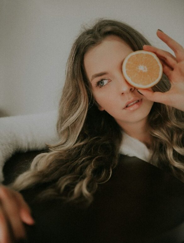 Naturalny efekt glow skóry – kosmetyki rozświetlające na cały rok